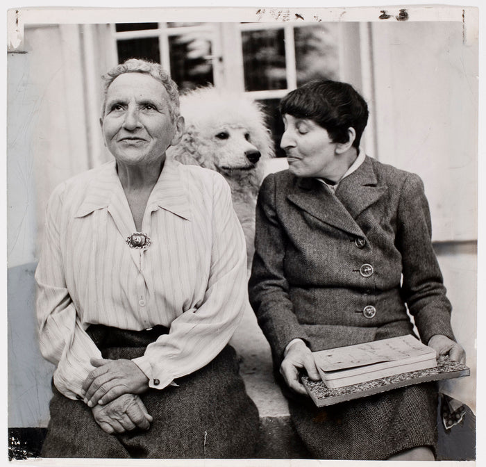 Gertrude Stein and Alice Toklas sitting together Can Pep Rey